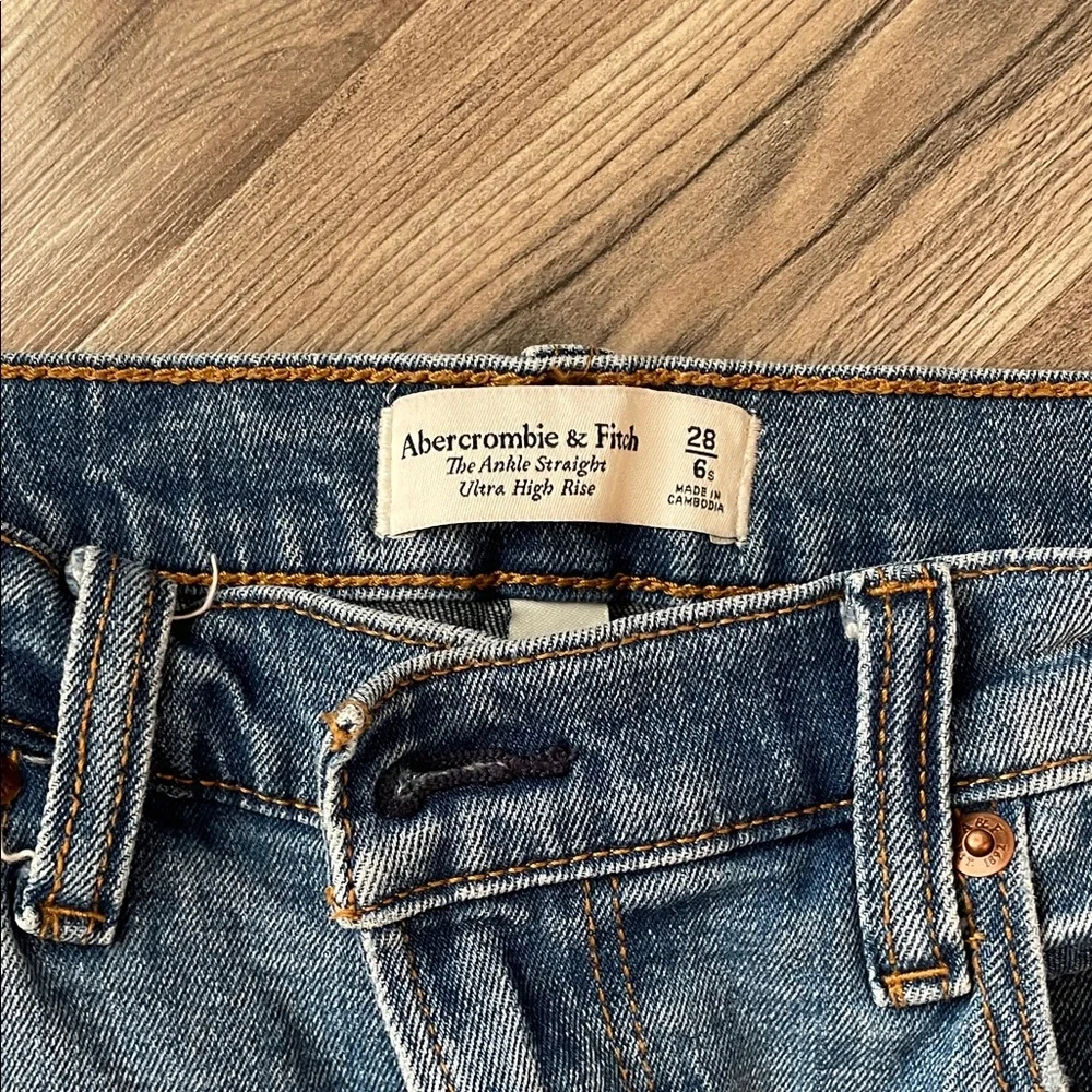 Abercrombie & Fitch Relaxed Blue Ripped Jeans - Picture 2 of 2